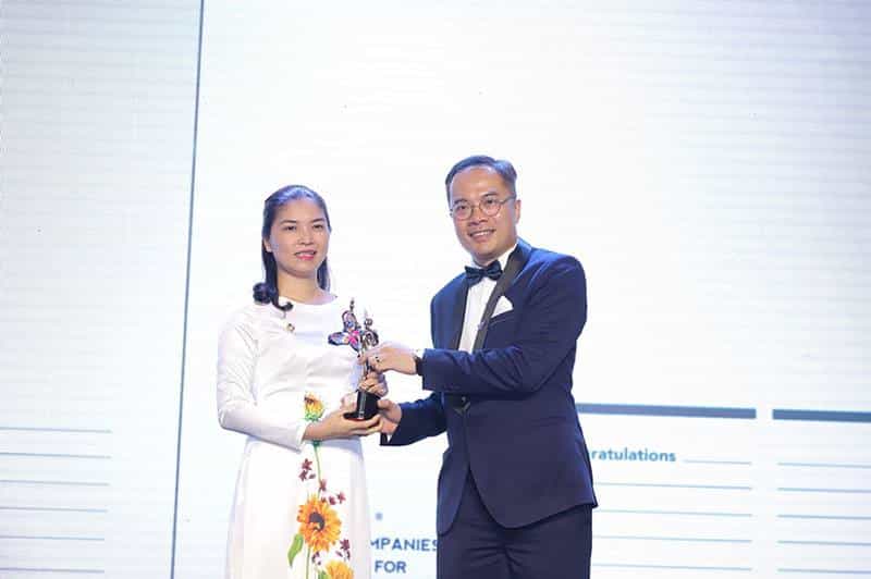 Bà Trần Thị Mỹ Hạnh - Phó TGĐ Tập đoàn Sun Group, đại diện nhận giải thưởng Top 50 doanh nghiệp có môi trường làm việc tốt nhất châu Á 2019 từ ông William Ng, Tổng biên tập tạp chí HR Asia