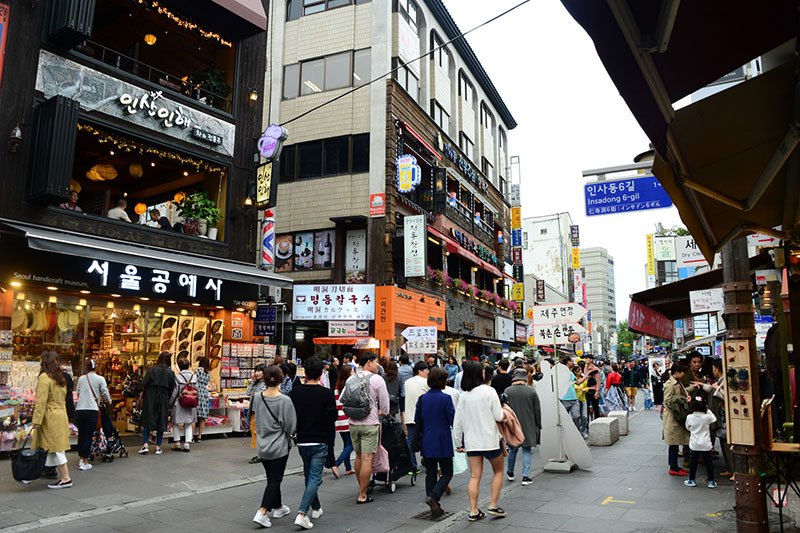 Khu phố Insadong (Seoul) là điểm đến yêu thích của khách du lịch bởi tính lịch sử, nghệ thuật và hiện đại.