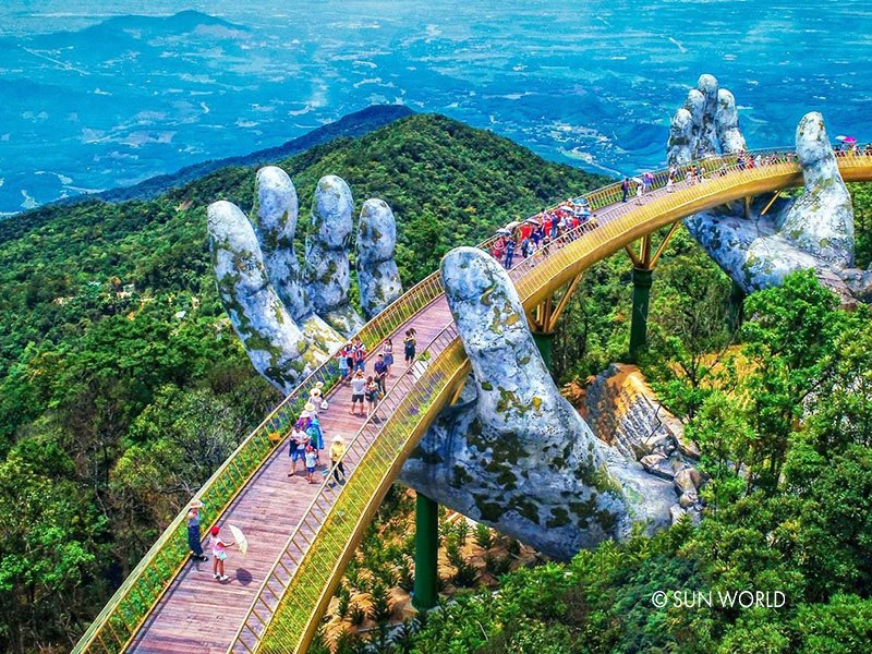 Cáp treo Bà Nà đưa du khách khám phá cây Cầu Vàng – Công trình nghệ thuật “vô tiền khoáng hậu” trên thế giới.