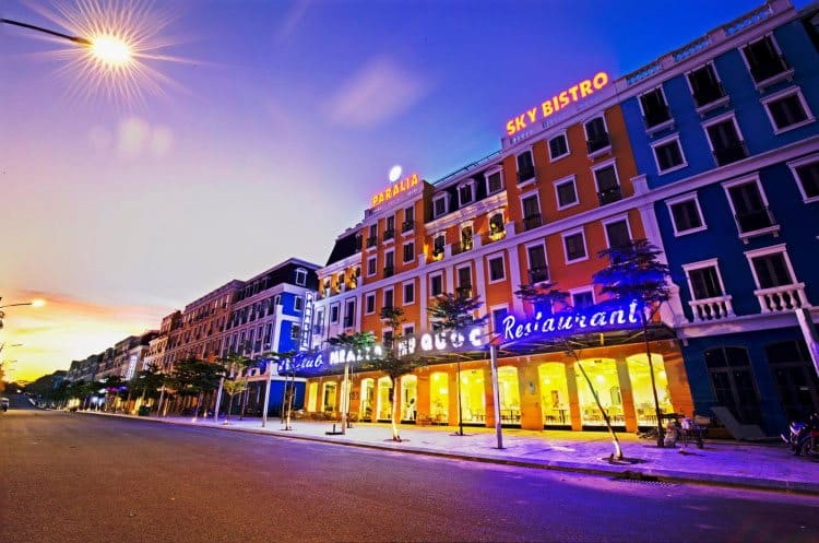 Khu shophouse Melodia tại Bãi Kem đang thay đổi diện mạo khi hàng loạt khách sạn, nhà hàng đi vào vận hành. Ảnh: Tập đoàn Sun Group.