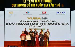 Đại diện Tập đoàn Sun Group nhận 2 giải Vàng VUPA 2021.