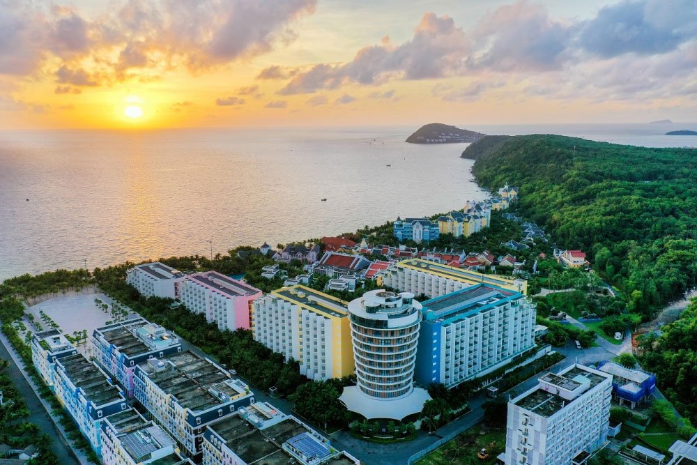 Khu nghỉ dưỡng Premier Residences Phu Quoc Emerald Bay với thiết kế thùng nước mắm đặc sắc, nằm trong tổ hợp bãi Kem.