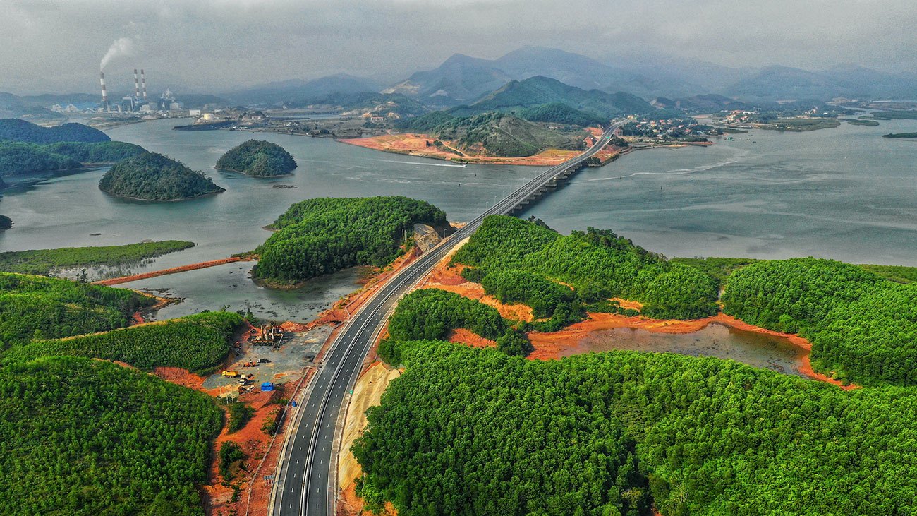 Cao tốc Hạ Long - Vân Đồn, Móng Cái do tỉnh Quảng Ninh và Sun Group xây dựng được đánh giá là tuyến đường cao tốc đẹp nhất Việt Nam.