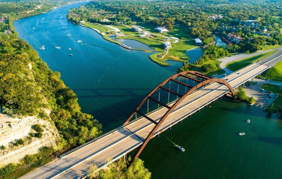 Một khu vực bất động sản ven sông gắn liền với golf tại Texas, Mỹ.