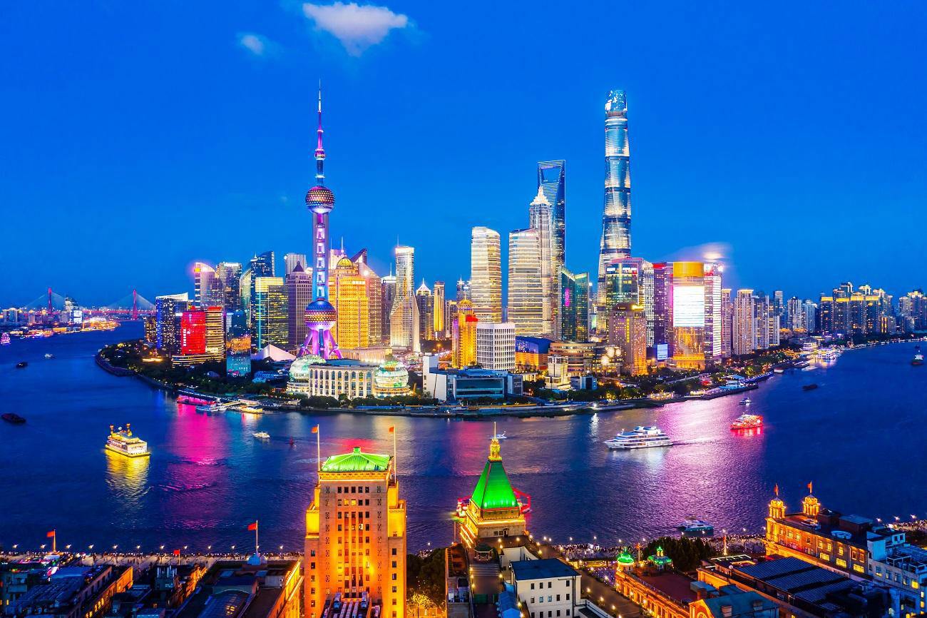 Bờ Đông sông Hoàng Phố (Thượng Hải) lột xác với những tòa cao ốc tráng lệ, trở thành trung tâm tài chính của châu Á.