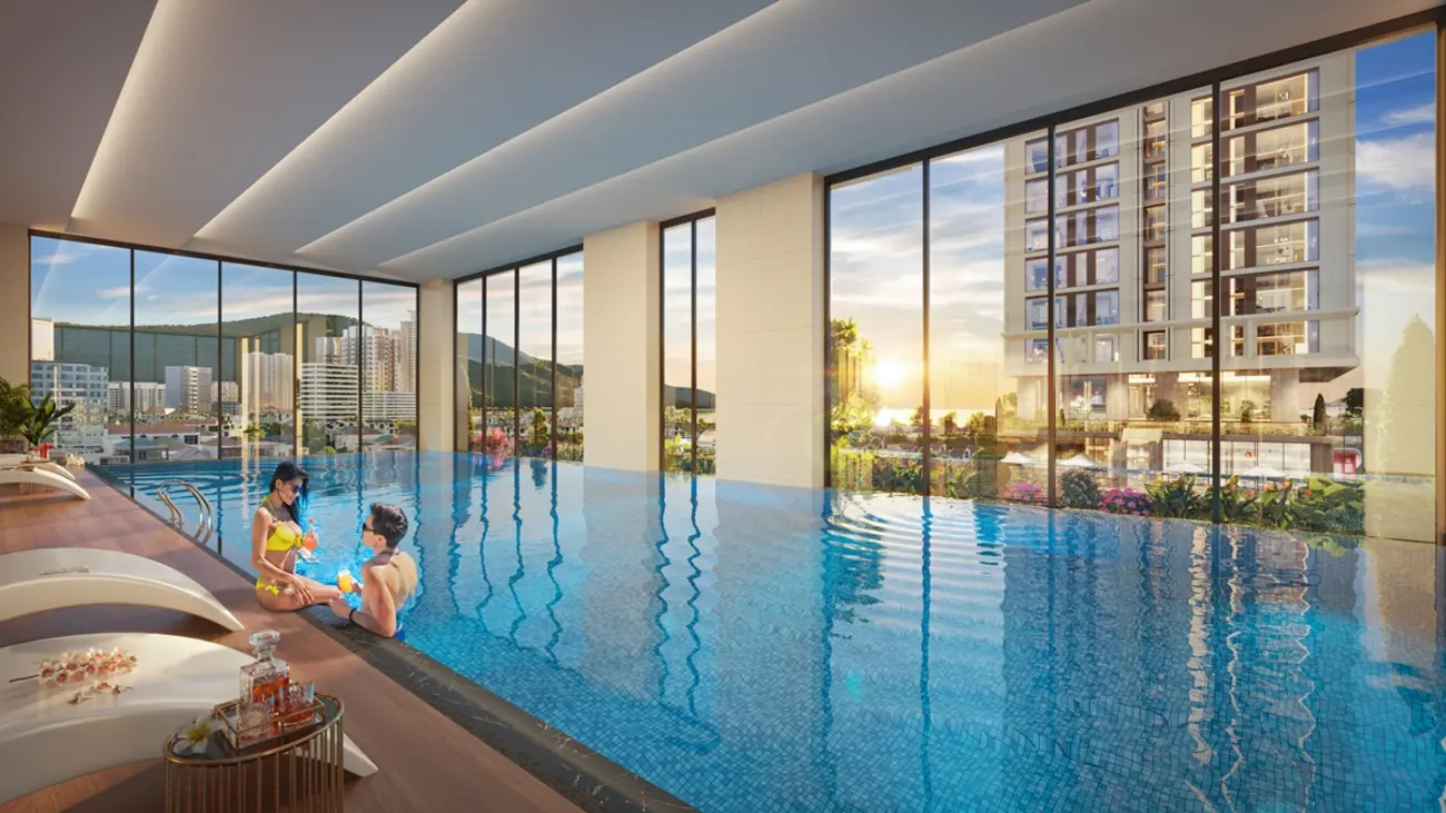 Bể bơi bốn mùa hiện đại tại Sun Costa Residence, tạo không gian nghỉ dưỡng đẳng cấp bên biển Mỹ Khê.