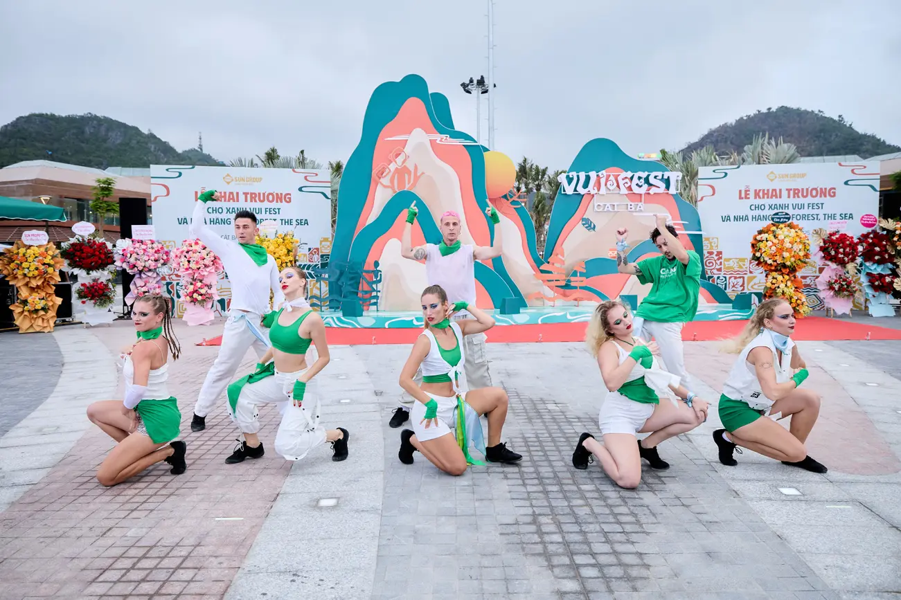 Biểu diễn nghệ thuật tại lễ khai trương Chợ Xanh Vui-Fest, hứa hẹn một mùa hè sôi động tại Cát Bà.