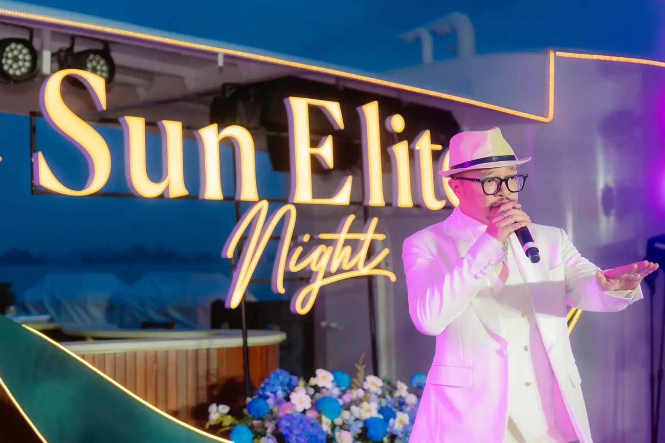 Ca sĩ biểu diễn tại sự kiện Sun Elite Night, mang đến không gian nghệ thuật đa sắc và đầy cảm xúc.
