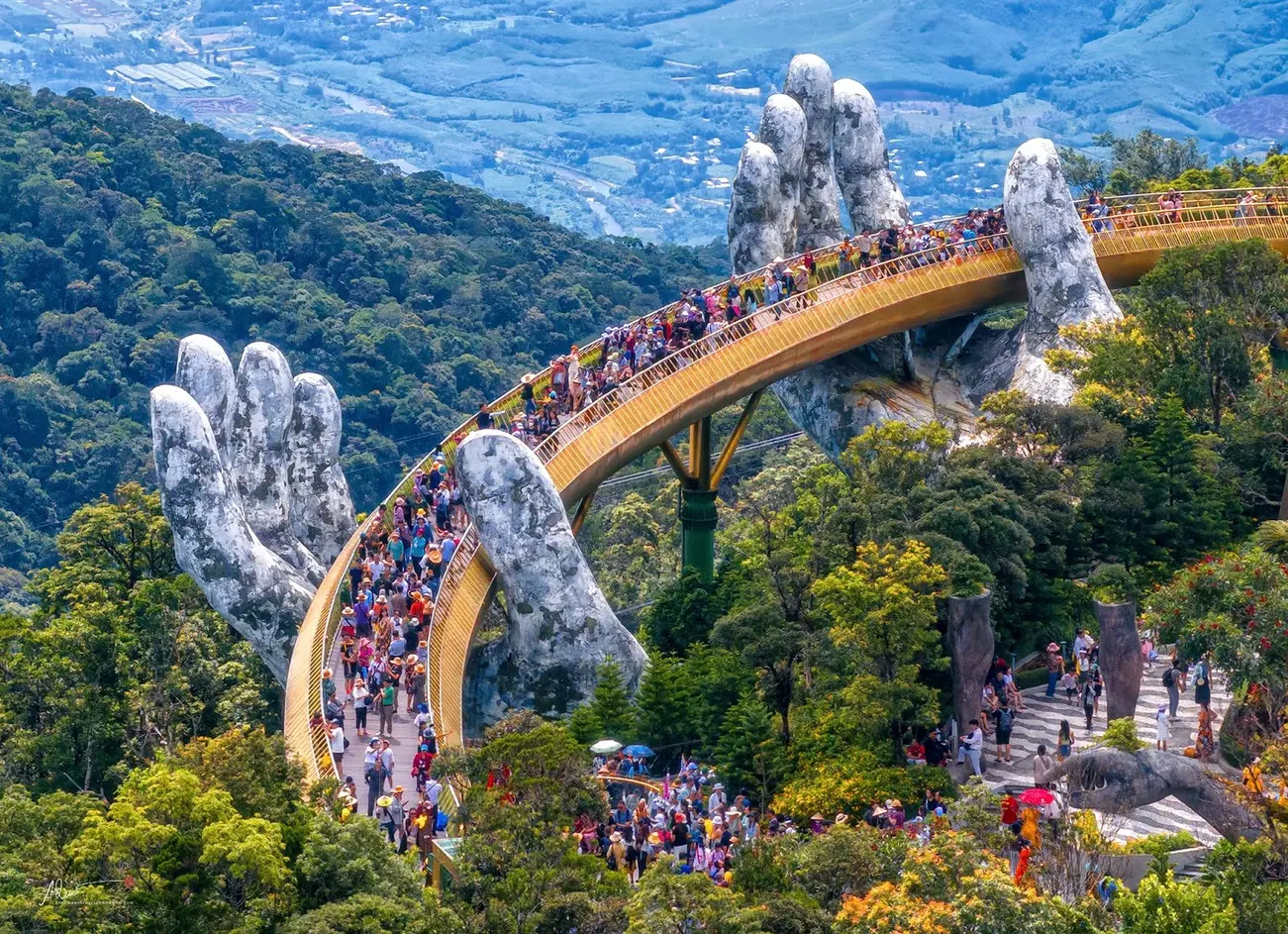 Cầu Vàng tại Sun World Ba Na Hills, một trong những điểm tham quan hấp dẫn tại Đà Nẵng.