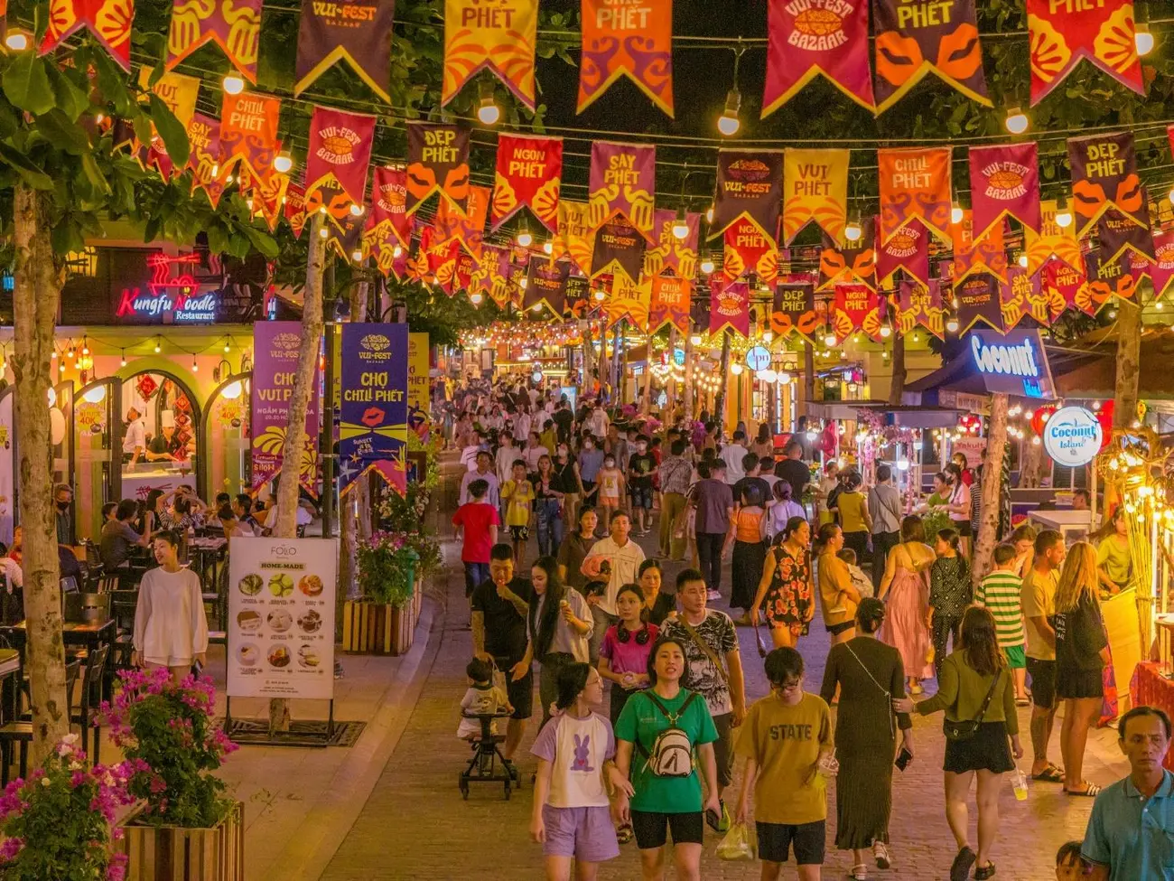 Chợ đêm VUI-Fest bên biển Cát Bà thu hút du khách với các gian hàng thân thiện môi trường và không gian giải trí sôi động.
