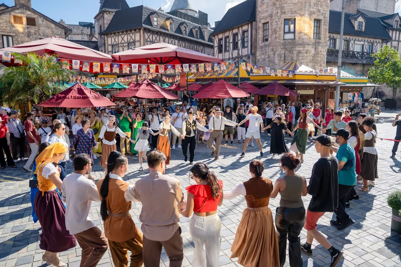 Du khách tham gia hoạt động đường phố tại khu du lịch Sun World Ba Na Hills, góp phần tạo không khí sôi động cho lễ hội.