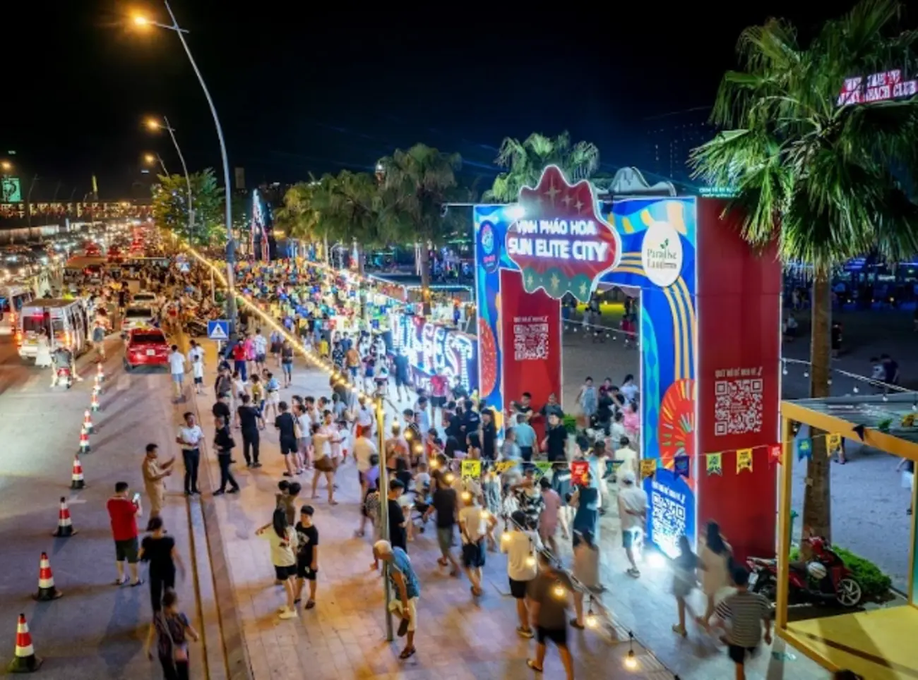 Du khách tham quan và vui chơi tại Vịnh pháo hoa, Sun Elite City vào ban đêm. Ảnh: Ánh Dương.