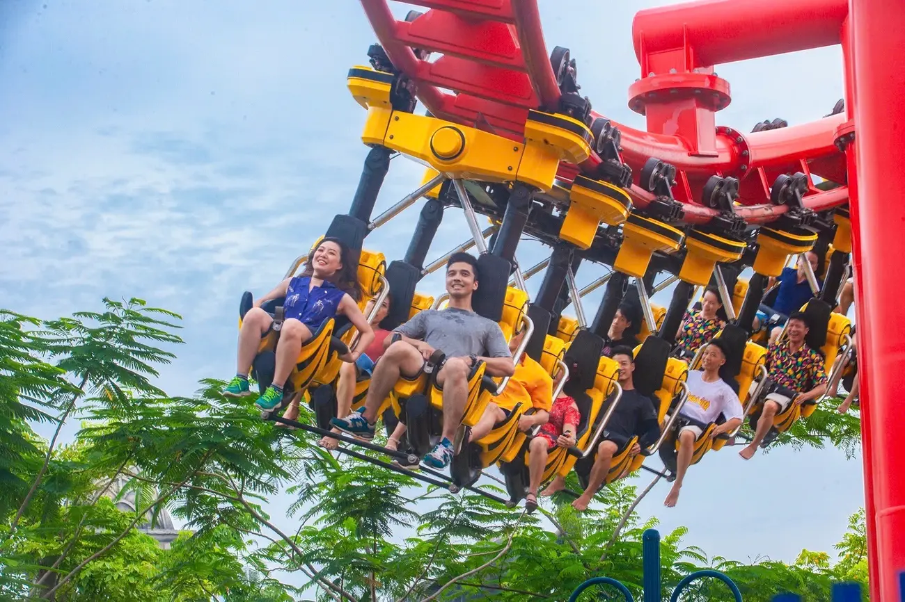 Du khách trải nghiệm trò chơi cảm giác mạnh tại Sun World Ha Long Park. Ảnh: AD.