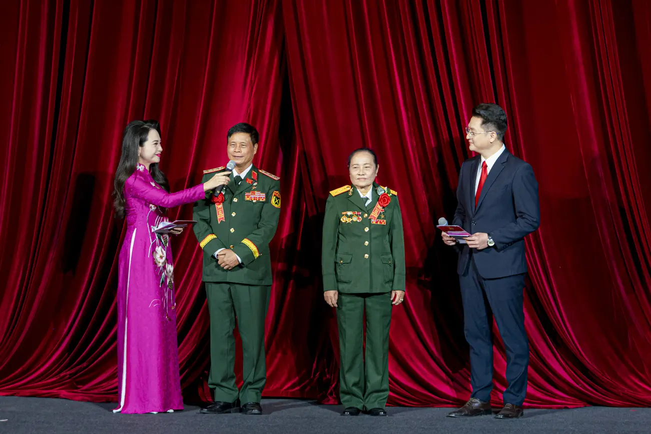 Giao lưu với Thượng tướng Võ Tiến Trung và đại úy Nguyễn Thị Tám trong chương trình “Đảng trong mùa xuân đại thắng”. Ảnh: Đà Thành