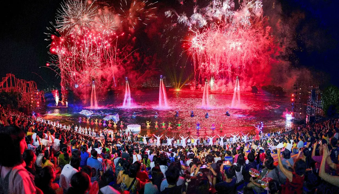Hoạt động kinh tế đêm sôi động với các chương trình nghệ thuật và màn pháo hoa rực rỡ.