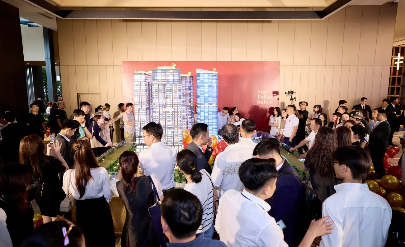 Khách hàng tham quan sa bàn và nhà mẫu dự án Sun Feliza Suites tại sự kiện ra mắt Sun Gallery Tay Ho. Ảnh: Ánh Dương