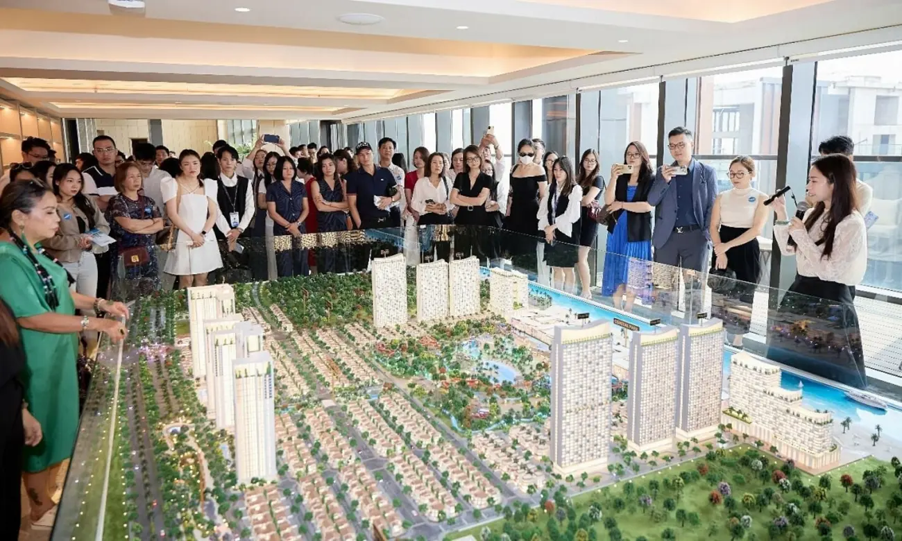 Khách mời trải nghiệm sa bàn và nghe thuyết trình tổng quan về dự án Blanca City. Ảnh: Sun Group