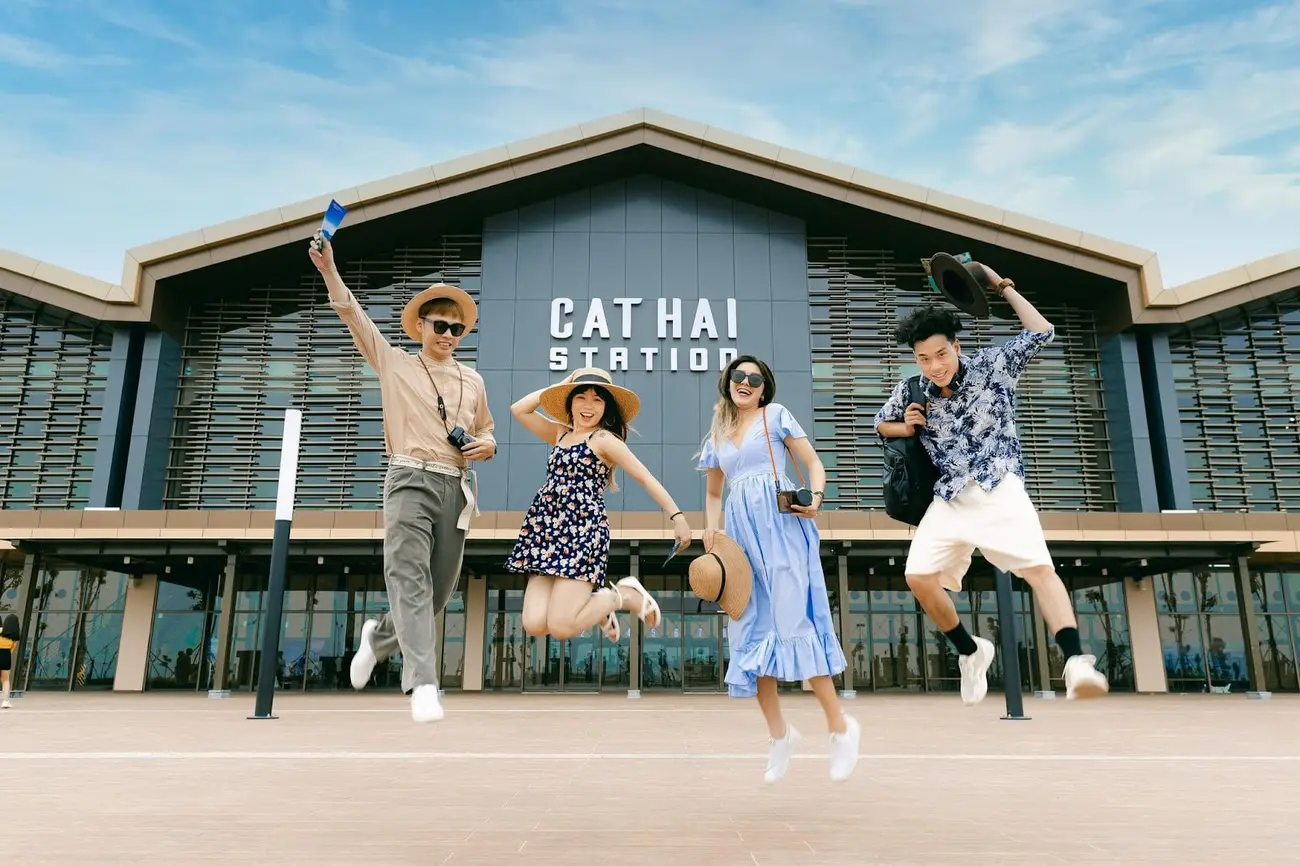 Khám phá Cát Bà, khởi đầu chuyến đi bằng cáp treo từ ga Cát Hải – Phù Long.