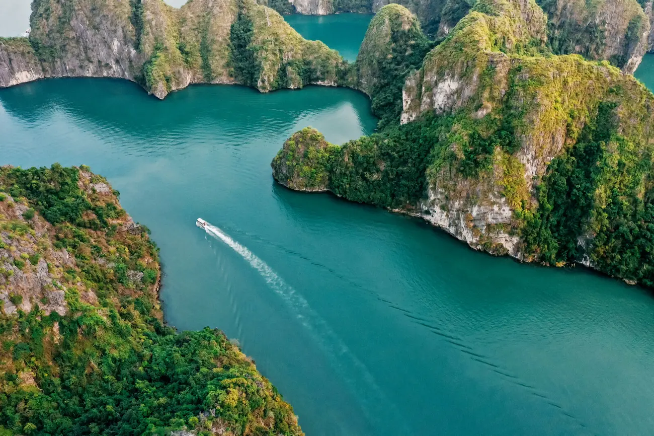 Khám phá vịnh Lan Hạ, điểm đến đẹp nhất Cát Bà với làn nước trong xanh và cảnh sắc hùng vĩ.