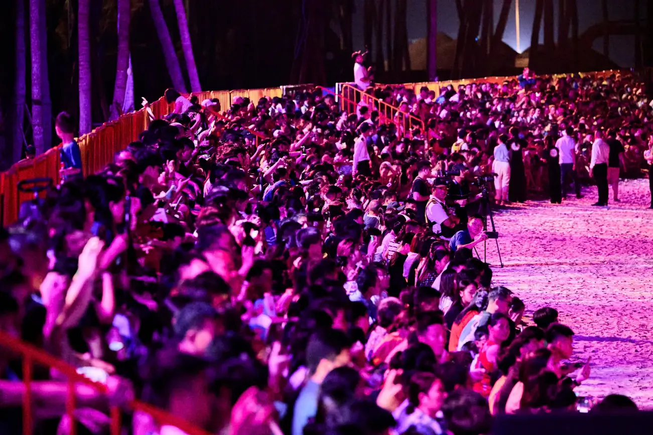 Khán đài chật kín khán giả trong đêm khai màn show