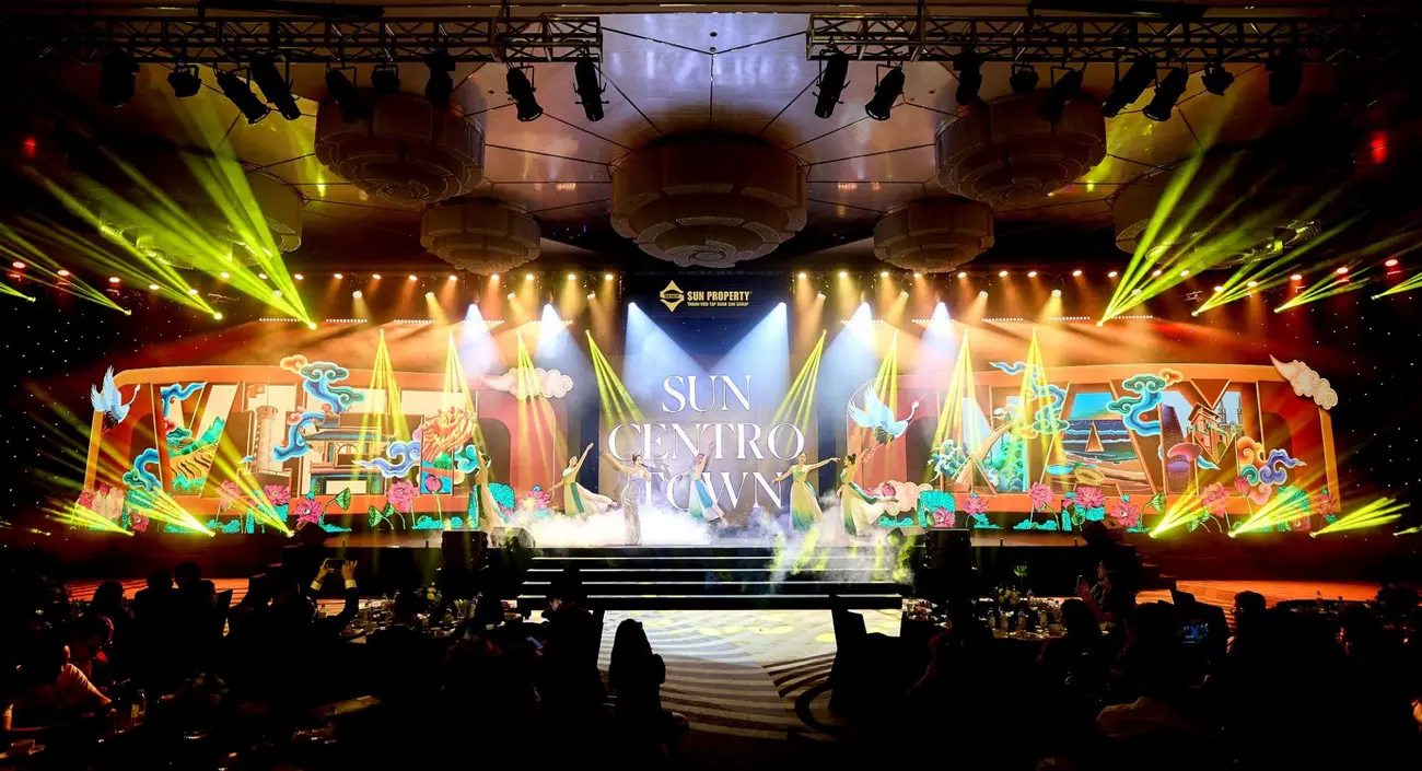 Không khí sôi động tại sự kiện giới thiệu dự án Sun Centro Town với nhiều tiết mục nghệ thuật đặc sắc.