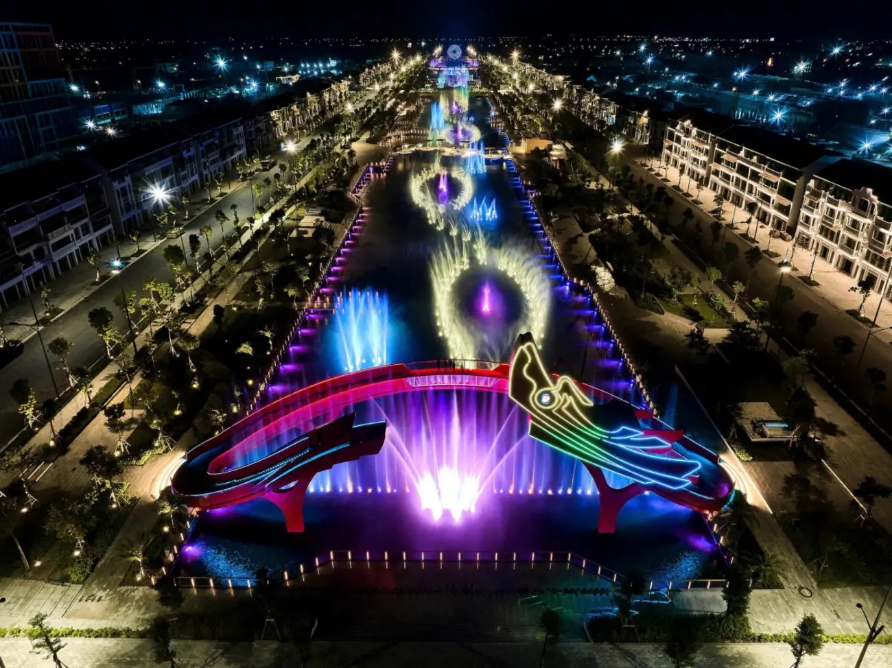 Khung cảnh lung linh về đêm tại Sun Urban City với hệ thống đài phun nước và ánh sáng rực rỡ.