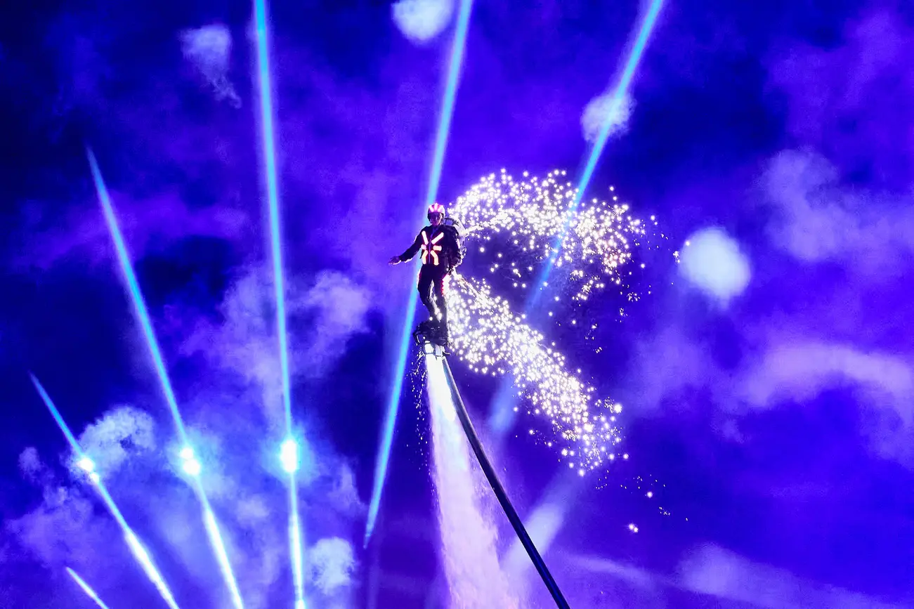 Màn trình diễn flyboard đặc sắc trong show