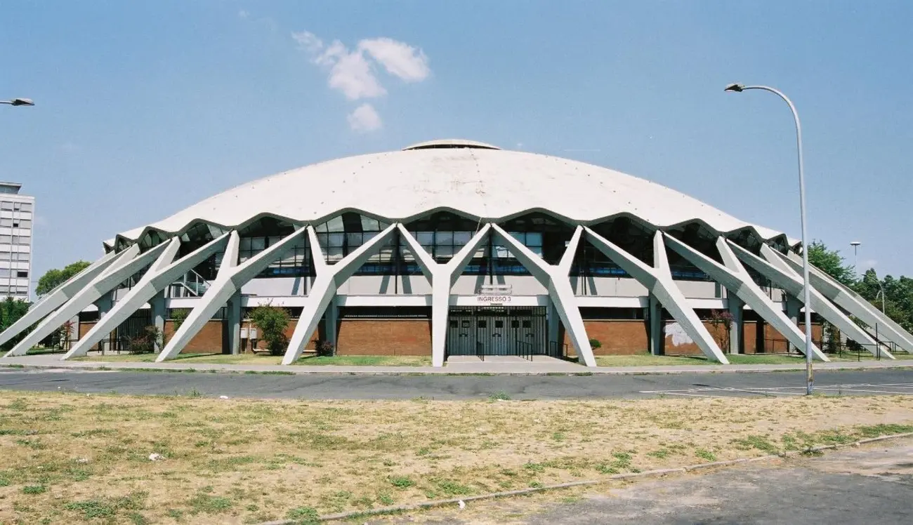 Nhà thi đấu Palazzetto dello Sport ở Ý với mái vòm bê tông đặc trưng từ giữa thế kỷ 20.
