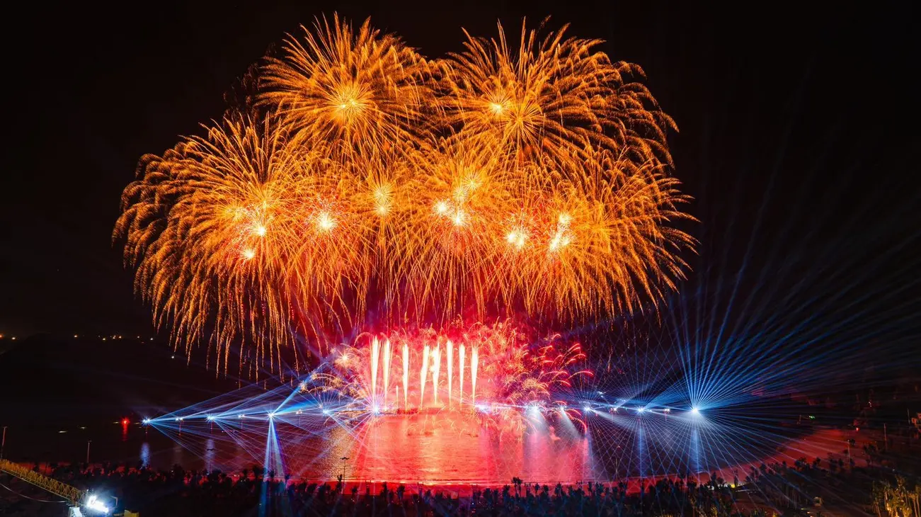 Pháo hoa rực rỡ tại show “Bản giao hưởng Đảo Xanh” ở Vịnh trung tâm Cát Bà.