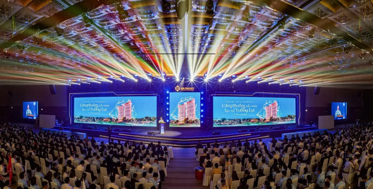 Sự kiện ra mắt Blanca 6&7 tại Blanca City, Vũng Tàu, với sân khấu và hiệu ứng hoành tráng, tạo khí thế sôi nổi.