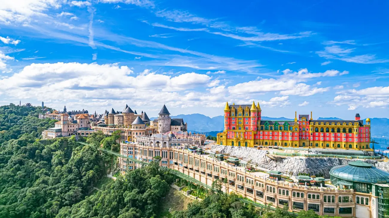 Toàn cảnh làng Pháp cổ tích tại Sun World Ba Na Hills, điểm đến không thể bỏ qua khi ghế thăm Đà Nẵng.