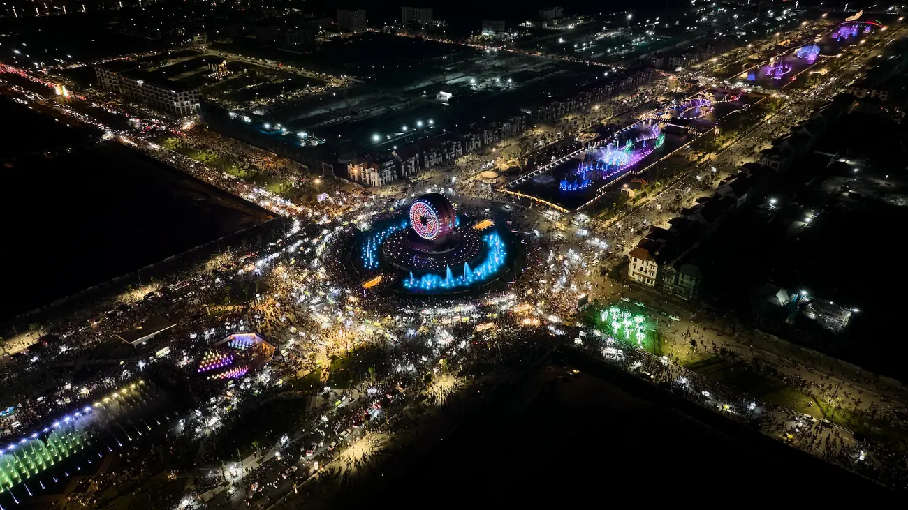 Toàn cảnh Sun Urban City về đêm với Công viên Sun World lung linh và rực rỡ ánh đèn.