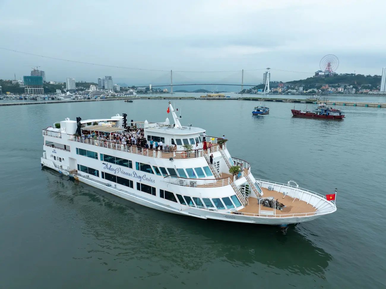 Trải nghiệm không gian sang trọng và hiện đại trên du thuyền Hạ Long Princess.