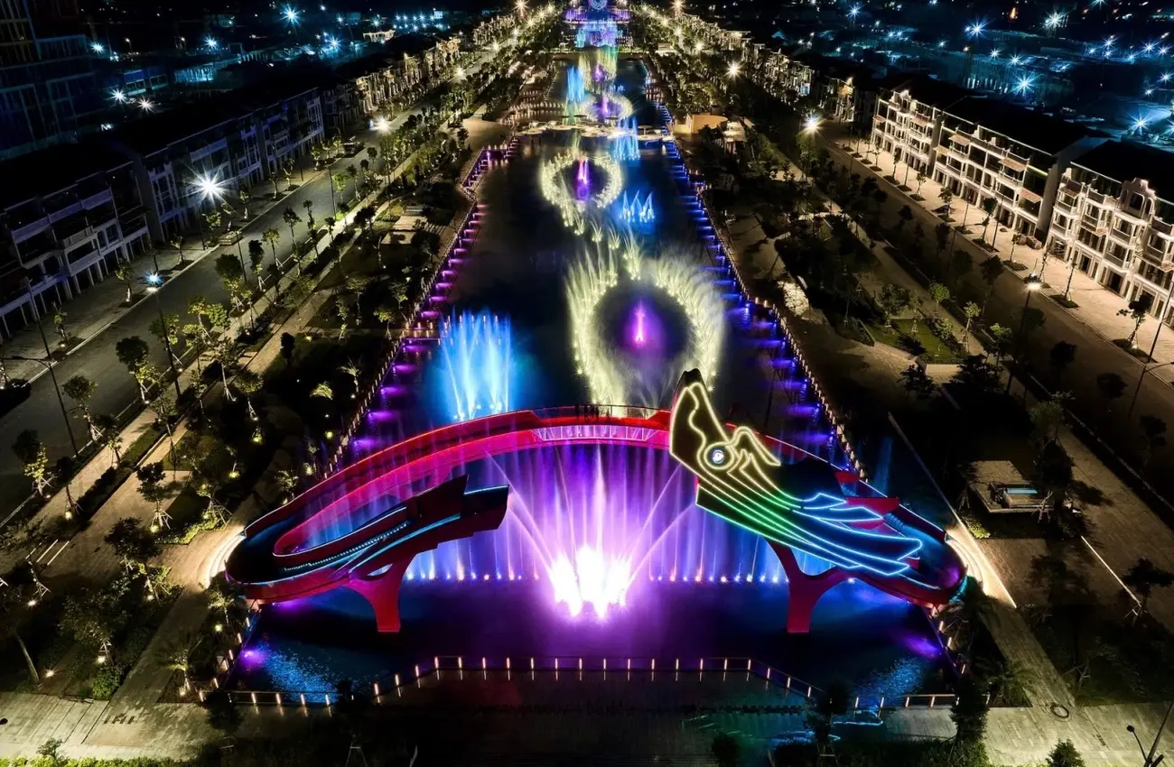 Trục đại lộ lễ hội Sun Urban City rực rỡ về đêm với các màn trình diễn nhạc nước và ánh sáng. Ảnh: Minh Khánh