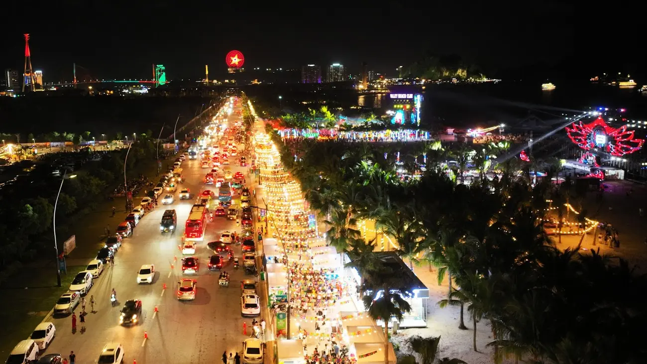 Tuyến đường bao biển Bãi Cháy sôi động về đêm với các hoạt động giải trí và thương mại. (Ảnh: Ánh Dương)