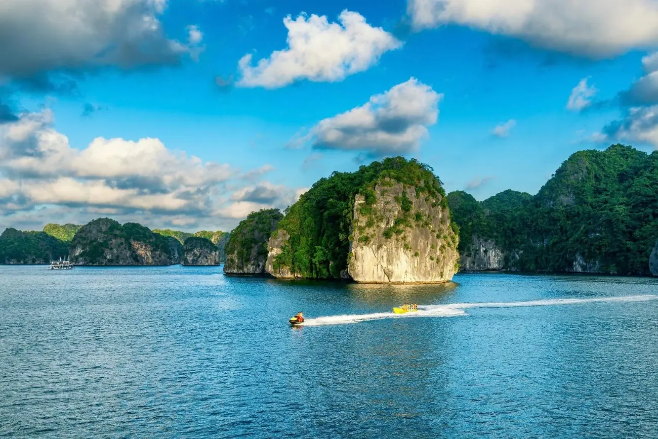 Vịnh Lan Hạ, nơi du khách có thể trải nghiệm khám phá đảo Cát Bà với cảnh sắc thiên nhiên hùng vĩ.