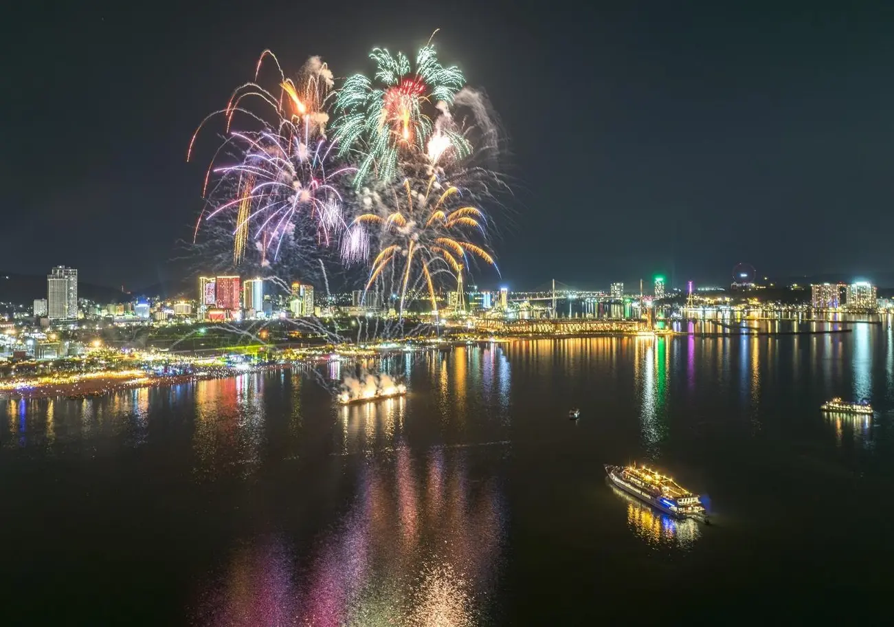 Vịnh pháo hoa tại Quảng trường Sun Carnival mang đến những màn trình diễn nghệ thuật độc đáo cho cư dân và du khách.