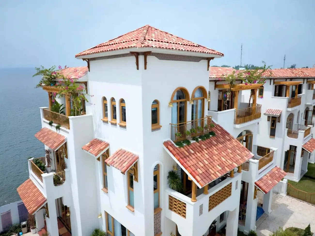 Các căn biệt thự tại phân khu Casa với kiến trúc Địa Trung Hải và vị trí sát biển tạo nên không gian sống lý tưởng.