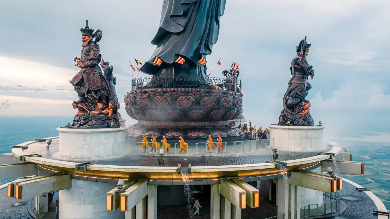 Công trình tượng Phật Bà Tây Bổ Đà Sơn trên đỉnh núi Bà Đen, một biểu tượng tâm linh của Nam Bộ. Ảnh: Nguyễn Minh Tú