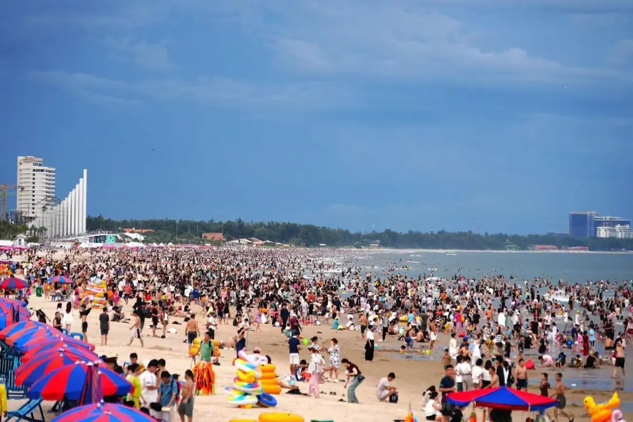 Du khách tấp nập trên bãi biển Vũng Tàu, điểm đến đang trở thành trung tâm du lịch văn hóa. Ảnh: Ánh Dương