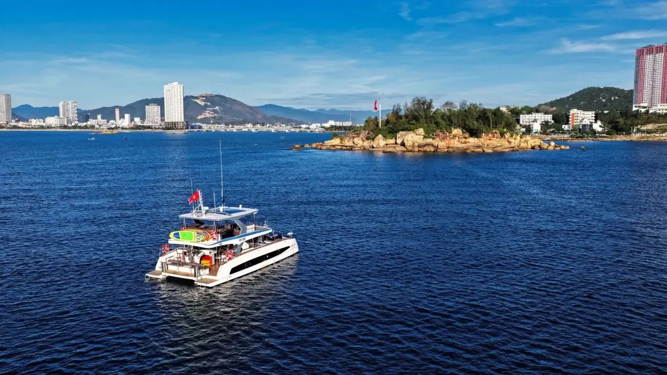 Du thuyền trên vịnh Nha Trang, nơi có cảnh quan đẹp và môi trường sống trong lành. Ảnh: Bùi Toàn