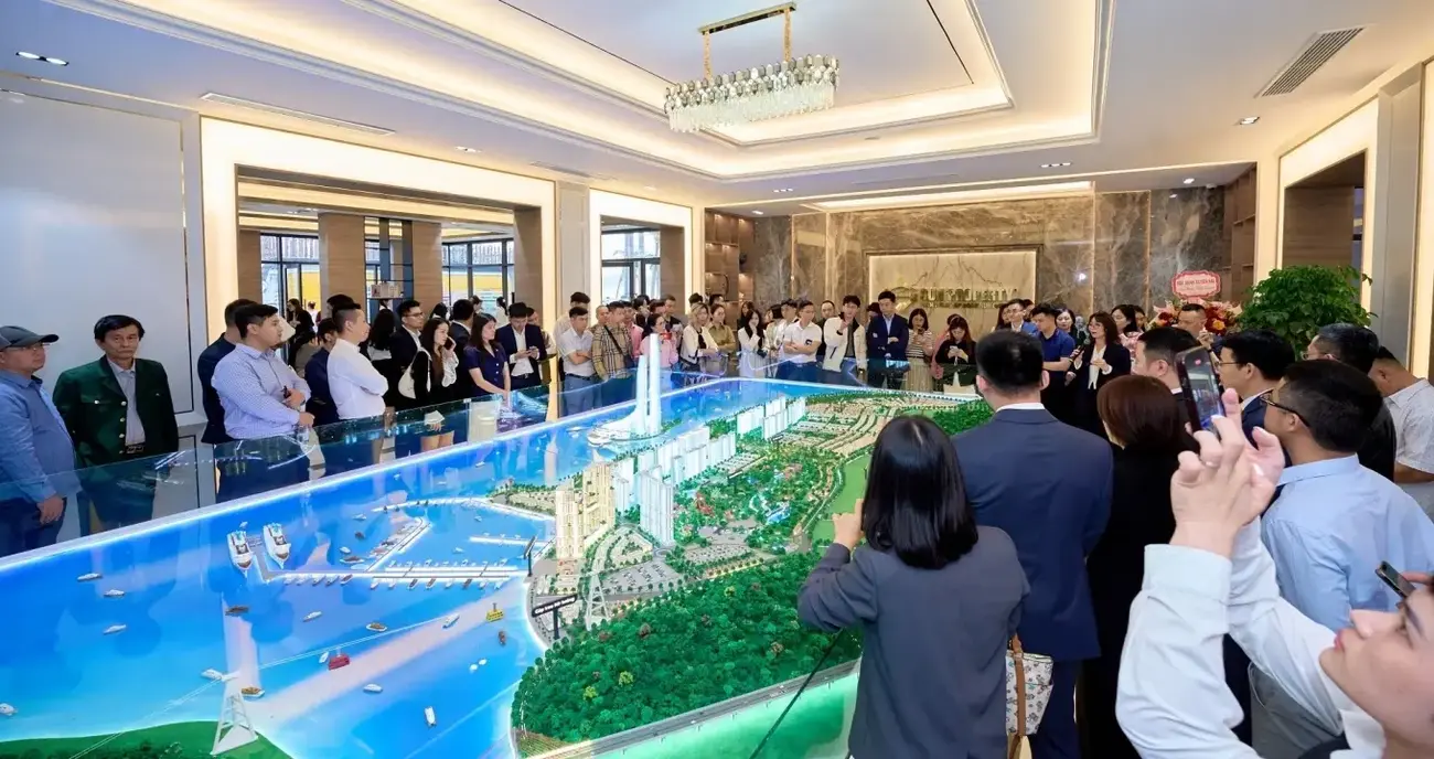 Khách tham quan trải nghiệm quy hoạch đại đô thị Sun Elite City tại Sun Gallery Hạ Long. Ảnh: Ánh Dương