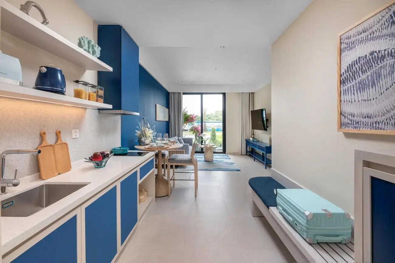 Không gian bên trong căn hộ biển tại Blanca City, với thiết kế hiện đại và tầm nhìn ra biển. Ảnh: Sun Group
