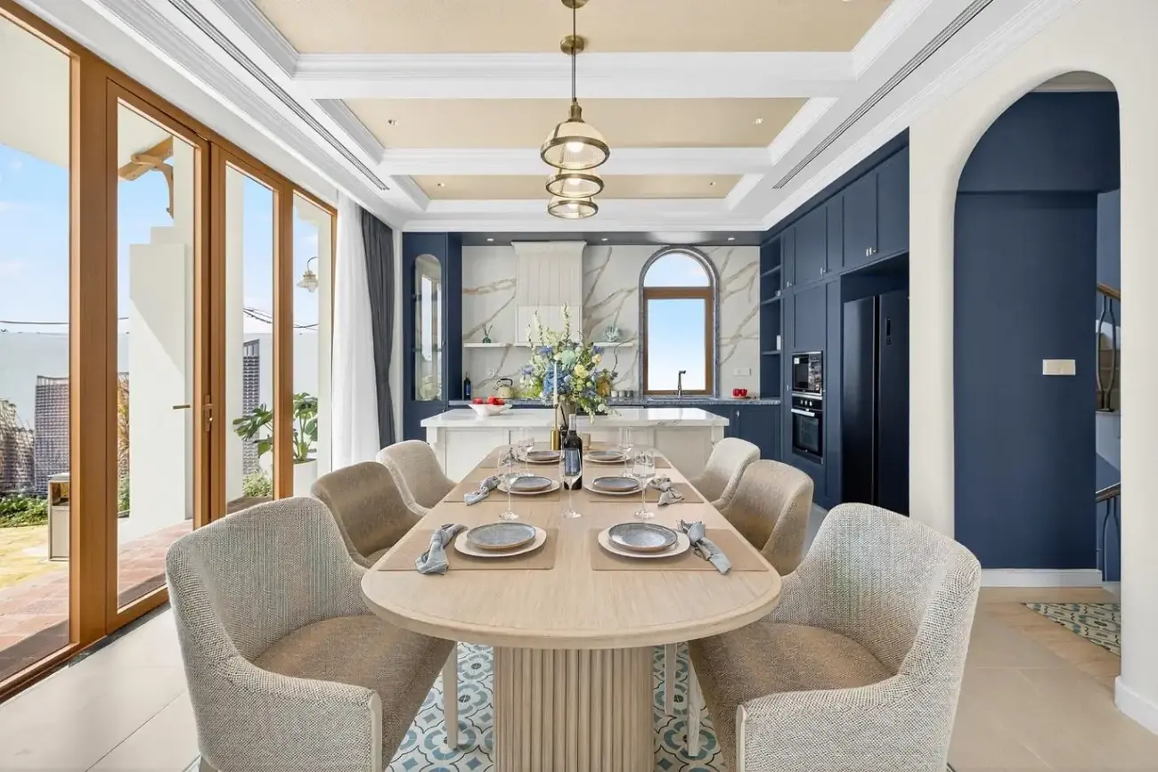 Không gian phòng ăn và bếp hiện đại trong villa Casa, biệt thự biển Blanca City. Ảnh: Minh Khánh.