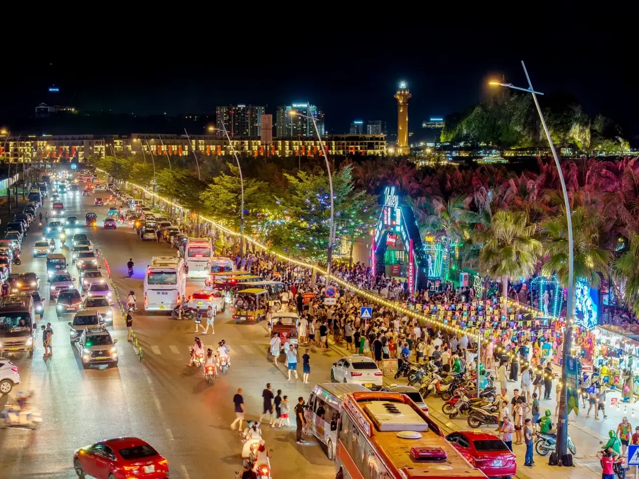 Không khí sôi động tại đại đô thị Sun Elite City về đêm. Ảnh: Ánh Dương