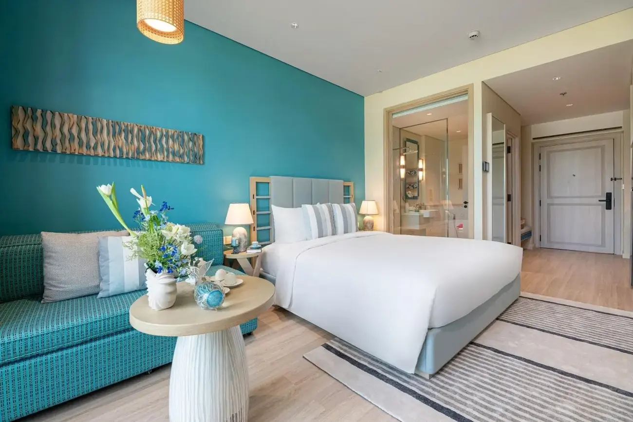 Nội thất lấy cảm hứng từ đại dương với gam màu xanh biển, mang lại không gian sống thư giãn và tinh tế. Ảnh: Sun Property.