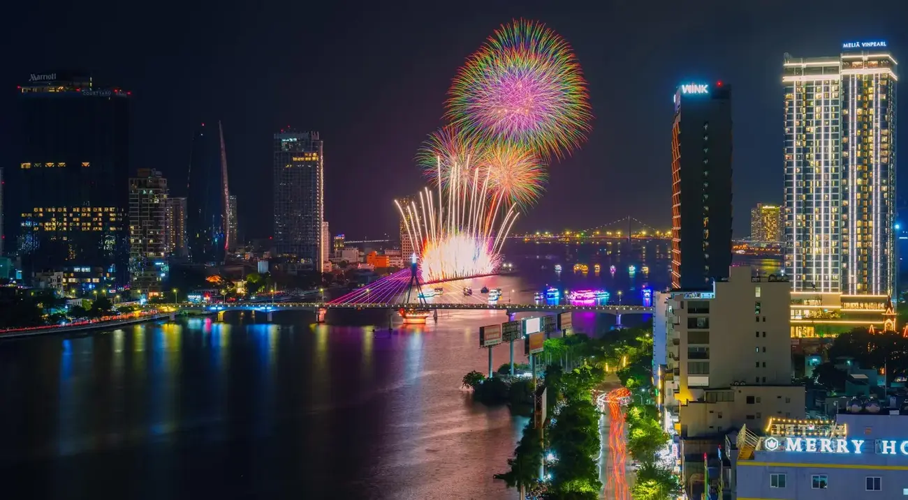 Pháo hoa rực rỡ trên bầu trời Đà Nẵng, một phần của thành phố năng động và đang phát triển mạnh mẽ.