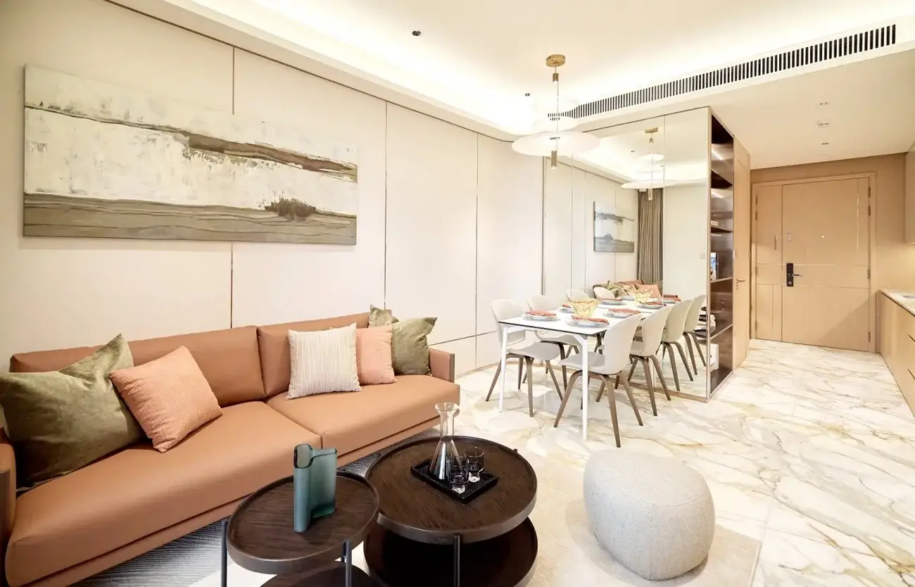 Phòng khách căn hộ mẫu 2 phòng ngủ Sun Feliza Suites, mang lại không gian ấm cúng và hiện đại. Ảnh: Ánh Dương