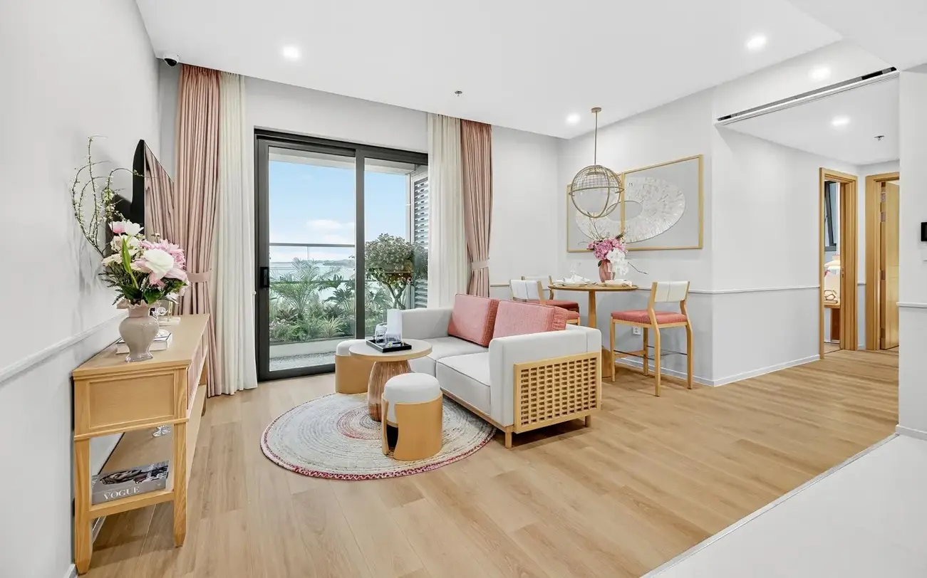 Phòng khách căn hộ mẫu hai phòng ngủ Sun Centro Town với thiết kế hiện đại, tầm nhìn ra vịnh Hạ Long. Ảnh: Ánh Dương
