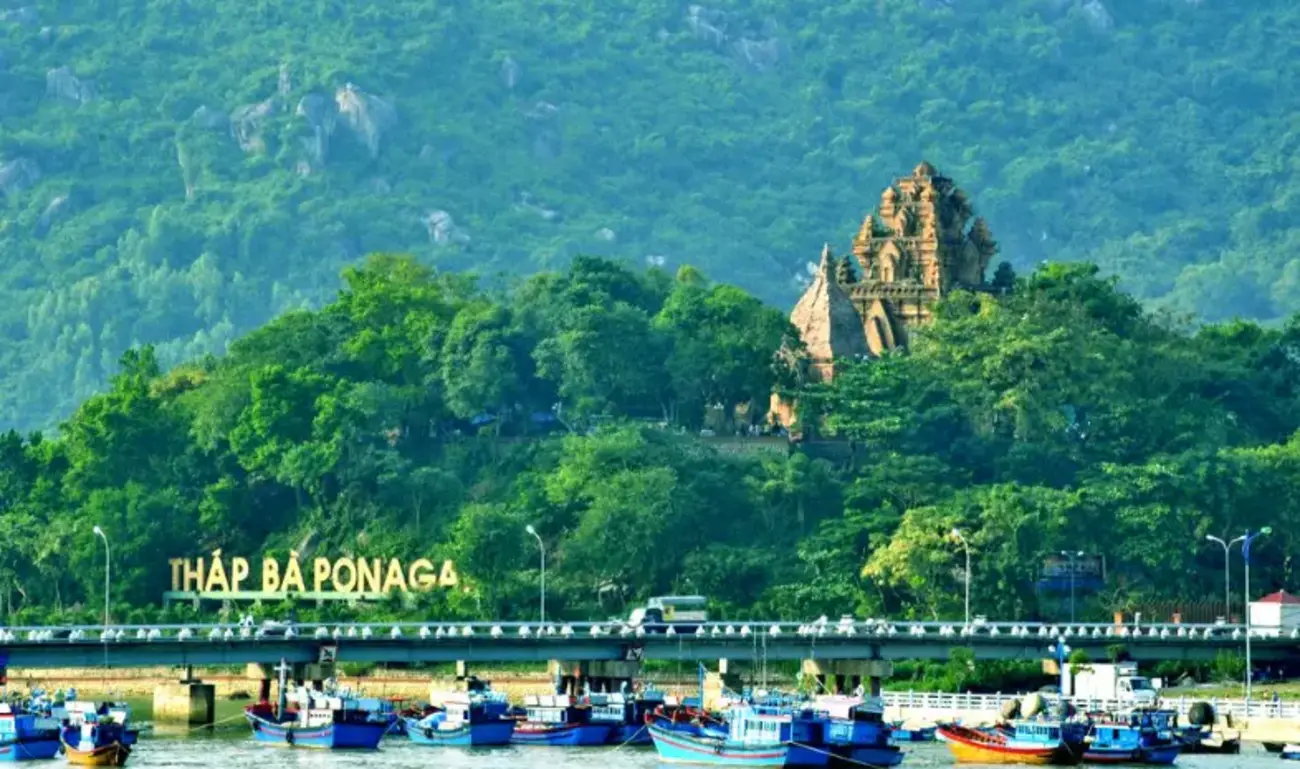 Tháp Bà Ponagar – một trong những điểm đến du lịch nổi bật tại Nha Trang, thu hút nhiều du khách tham quan.